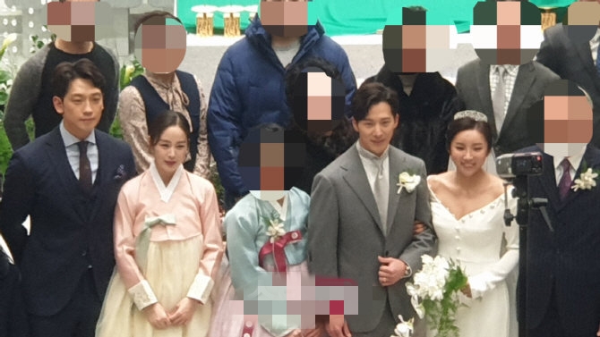 金泰希产后与老公Rain首合体，出席弟弟李莞婚礼，弟媳颜值超高 