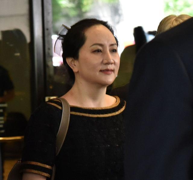 华为二公主公开为黑人发声,秀一字马长腿惊人,没姐姐孟晚舟气质