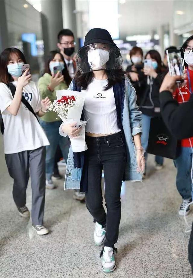 17岁赵今麦穿露脐装暴露小肚子，帽子手套装备齐全，小鸟腿吸睛