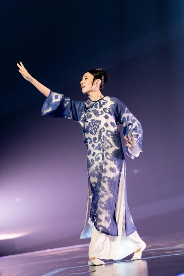 董洁携子参加婚礼,一身清新风穿搭很少女,10岁顶顶忧郁气质像妈