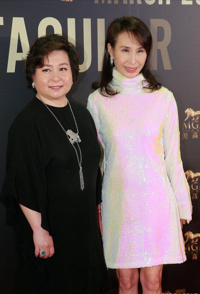 何超琼戴皇冠太贵气,妹妹穿粉裙扮嫩翻车,三姐妹同框像母女尴尬