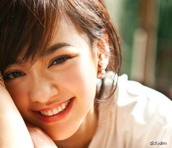33岁陈意涵平时看着像20岁少女,但一去时装周就变40岁大妈