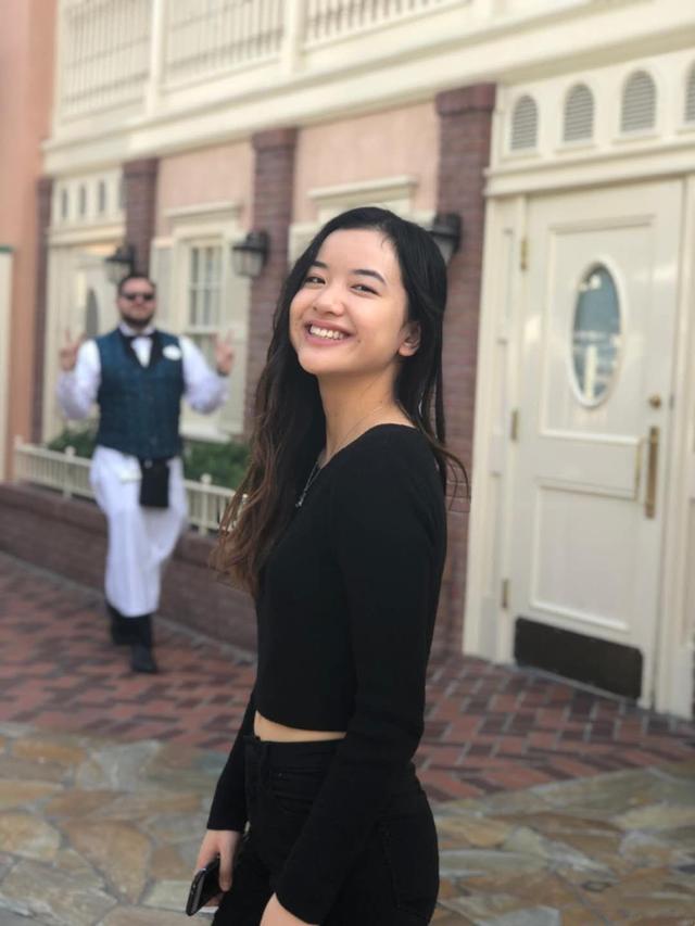 陈冲晒照庆祝女儿哈佛毕业,女儿一头秀发颜值很高,笑容更是像妈