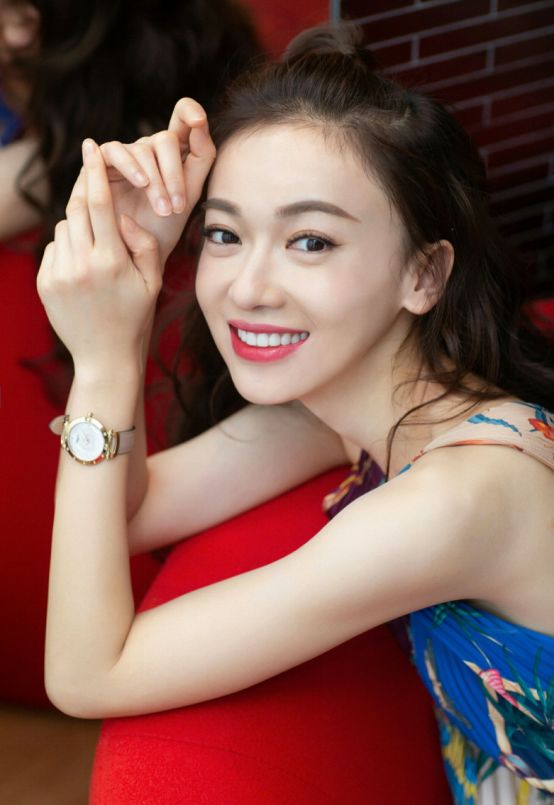 吴谨言一袭碎花裙惊艳全场,近景脸部特写,一双凤眼也太美了