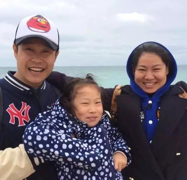 小沈阳女儿跟妈走机场,模样像爸超洋气,阔腿裤搭衬衫比妈妈时髦