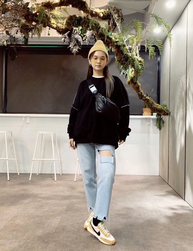 是脸小还是故意的？杨丞琳戴口罩方法引争议！穿破洞裤更是迷