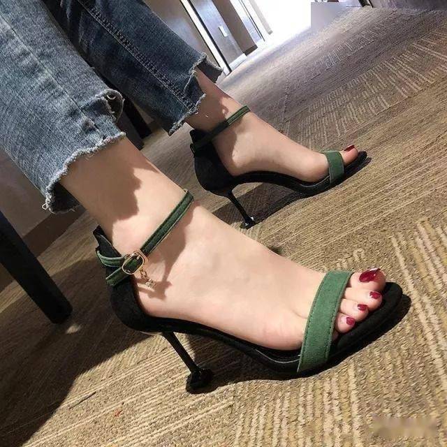 矮个子女生的福利,遇上这一字扣高跟鞋,谁穿谁时髦,你心动吗