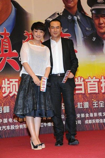 张嘉译携娇妻现身活动，51岁妻子吊带裙搭T恤很贤惠，淡妆很年轻