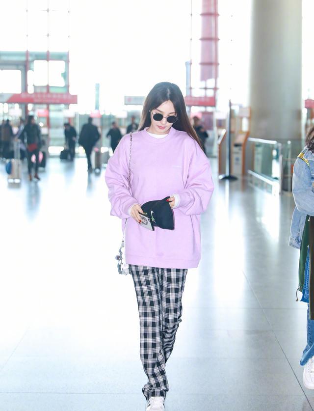31岁李菲儿秀''蜂腰'',短款T恤搭配高腰直筒裤,身材好得像少女