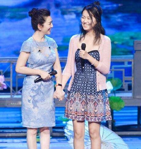 江珊带女儿录节目，一袭蕾丝裙秀身材，女儿发型好油腻