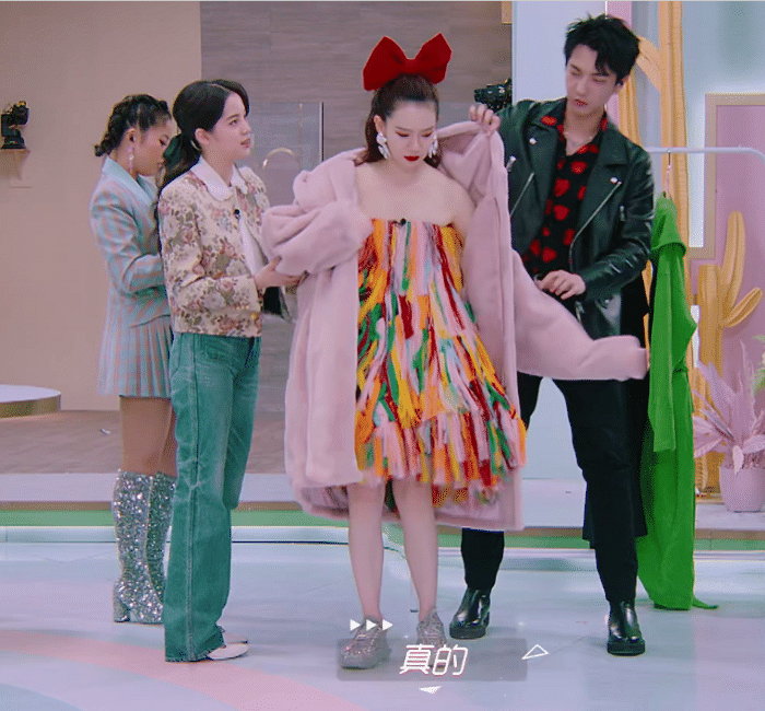 本以为欧阳娜娜的腿够细了,但看到戚薇的腿,区别不是一般大