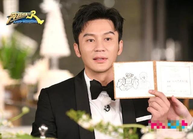 再同框关晓彤可没输，穿短裤婚纱变长腿酷girl，baby硬靠曲线打平