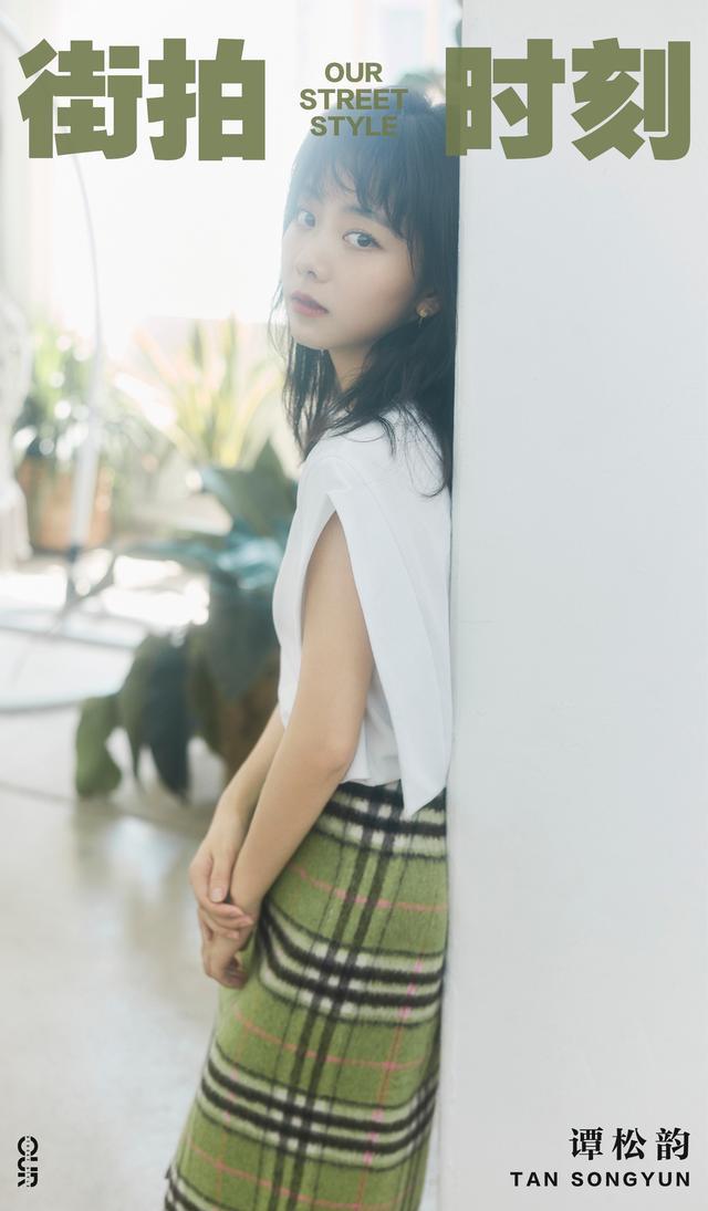 29岁谭松韵真会穿,齐肩碎发搭牛油果裙很清新,满屏都是少女感