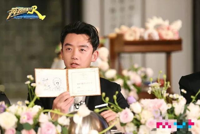 再同框关晓彤可没输，穿短裤婚纱变长腿酷girl，baby硬靠曲线打平
