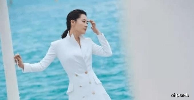 50岁许晴放飞自我，白色裙子低马尾十分减龄，举手投足散发女性魅