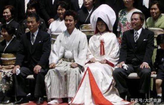 日本新婚女孩，新婚之时的奇葩习俗，其中一个是要和父亲一起洗浴