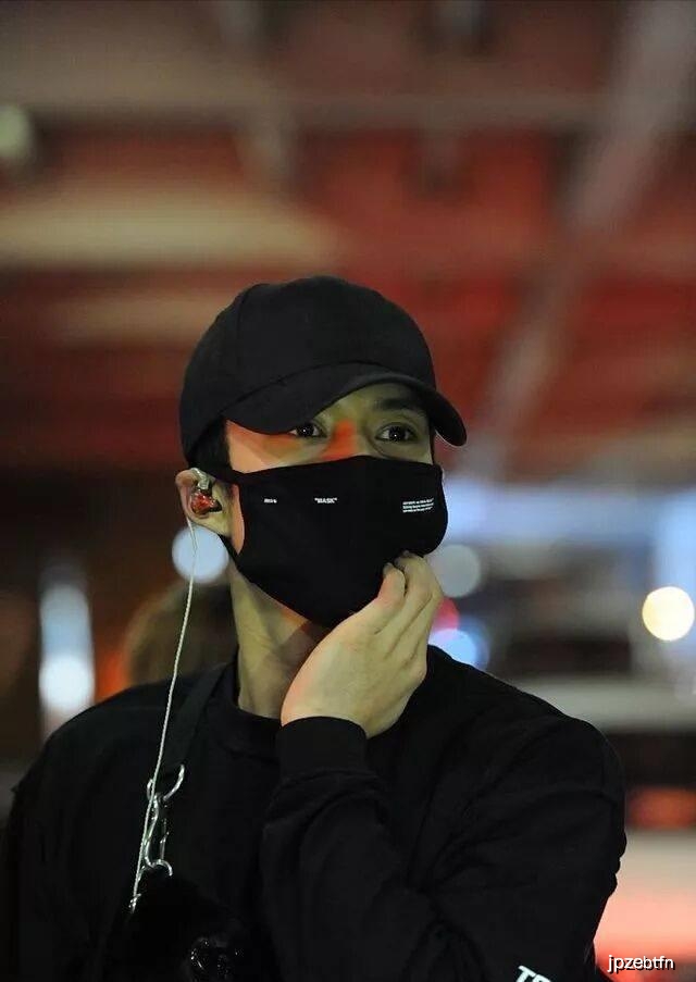 厉害了,韩东君!只反穿一件T恤就直接上机场,网友:这叫个性