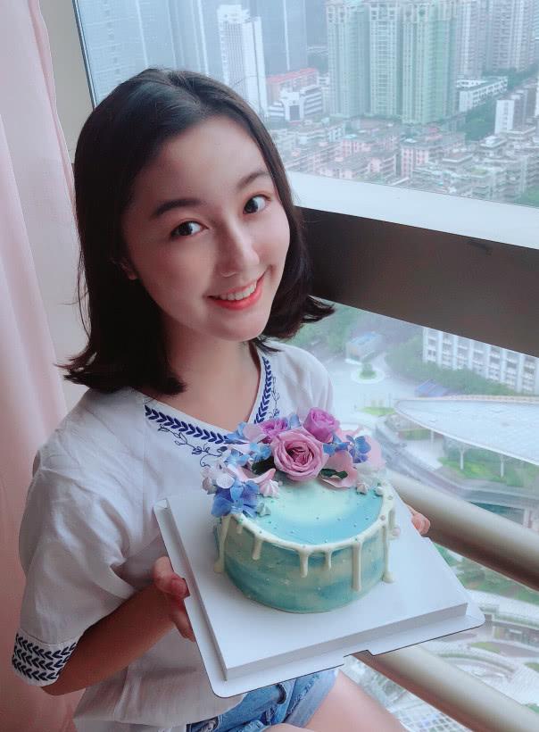 还记得那个“点读机女孩”吗?今出落得亭亭玉立,美成直男初恋!
