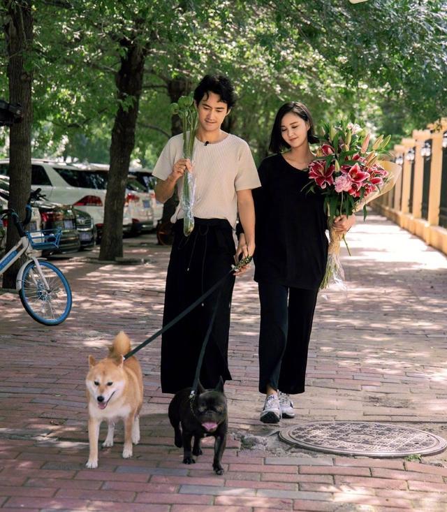 张歆艺罕见带儿子走机场,1岁多儿子穿红衣扎小啾啾,像个女娃娃