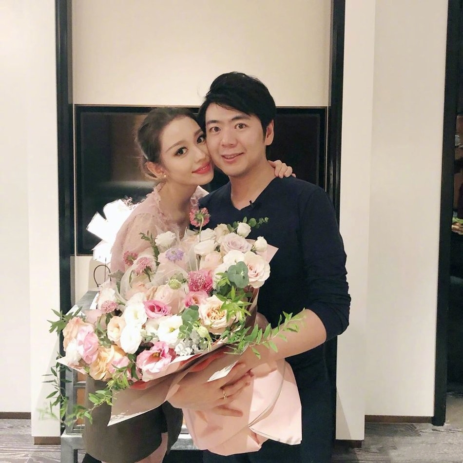 郎朗妻子陪婆婆现身,白t牛仔秀芭比曲线,比婆婆豹纹粉衣还抢镜