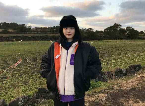 26岁的李知恩穿一袭酒红色连衣裙，老款式依旧被穿出温柔可爱感