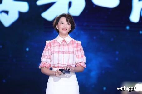 46岁的董卿真有气质,红白格子衬衣搭配白色半身裙,知性温婉