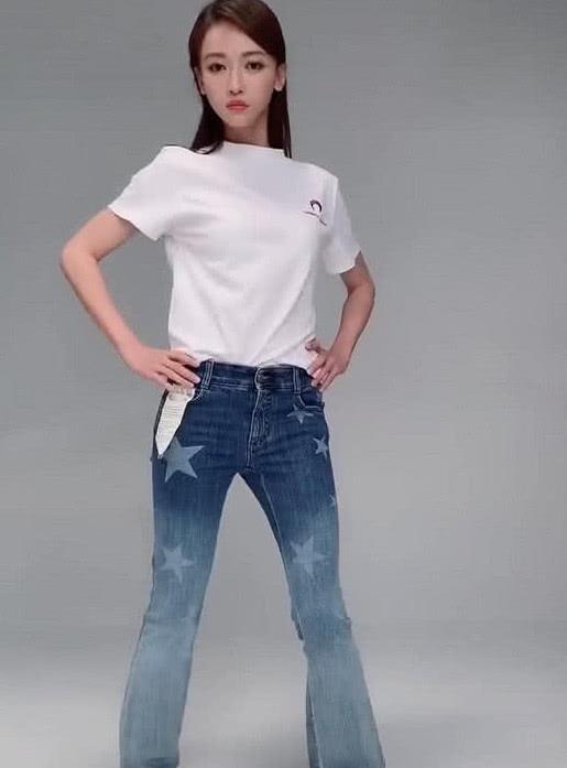 吴谨言走秀被吐槽,身高被拍成1米1,气场完全消失,穿的是童装