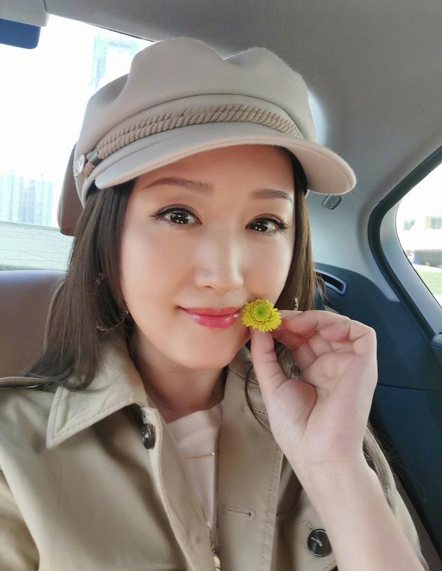 被杨钰莹近照给惊艳到!49岁还有婴儿肥,戴朵野花更是娇俏