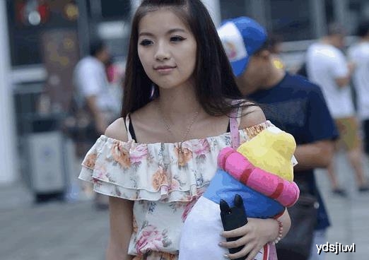 清纯女大学生身穿溜冰裙美翻众人