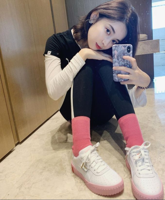 古力娜扎“真敢穿”！把运动裤穿在棉袜里，一般人可不敢尝试