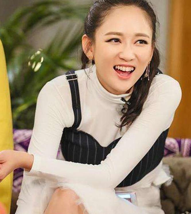 小背心打败“麒麟臂”？内衣外穿才是正确打开方式，更显高级感