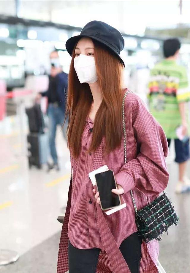 姚笛独自走机场,打扮清爽却被O型腿抢镜,腿弯得太严重