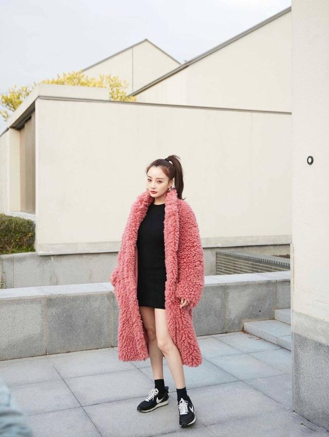 李小璐一身轻松不管女儿,母女一起走机场,甜馨自己拖行李好独立
