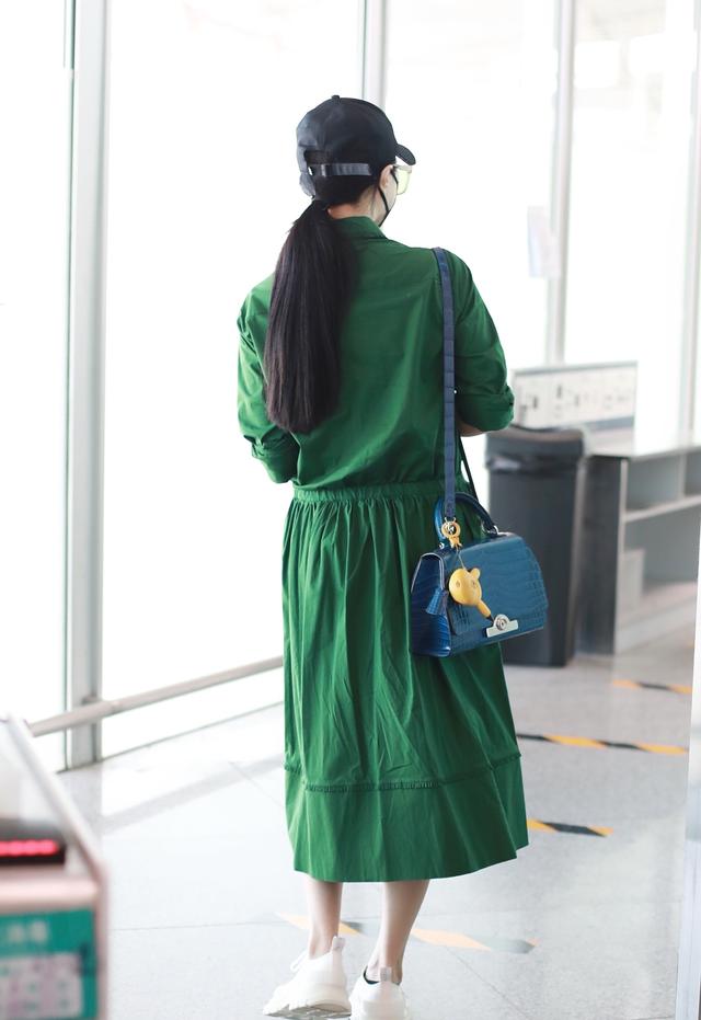 范冰冰复胖得厉害!穿绿裙走机场像120斤,水桶身材大肚子太抢镜