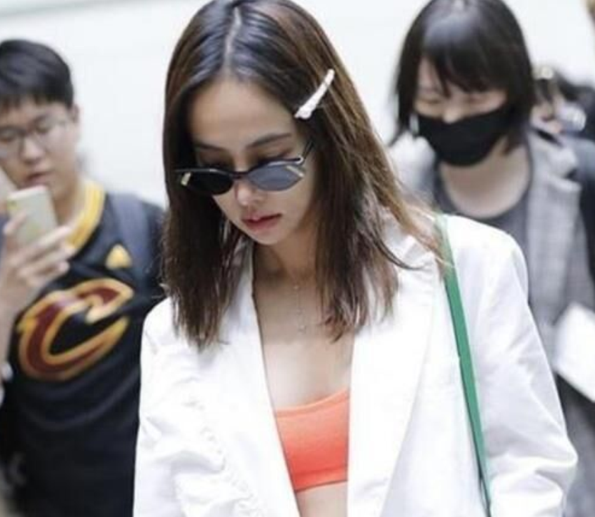 蔡依林穿西装外套玩街拍,扣上扣子像御姐,解开扣子像夜店女王