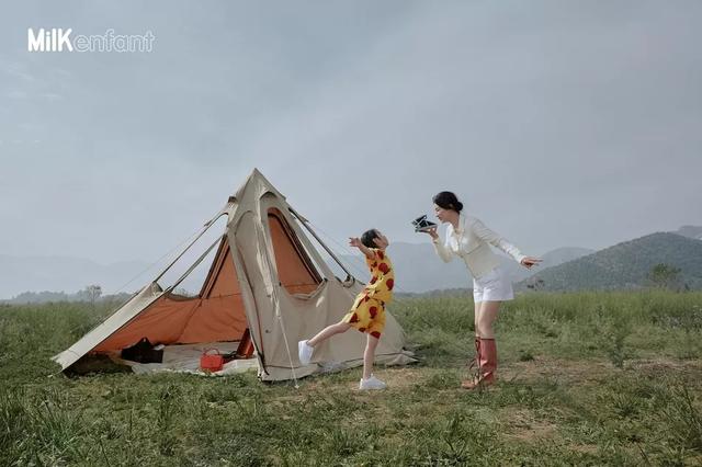 黄奕首携女儿拍大片，7岁铛铛气质初显美翻，模样像爸气质却像妈