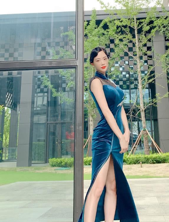 克拉拉晒婚纱,少女脸好身材显人妻魅力,不愧是“韩国第一美女”
