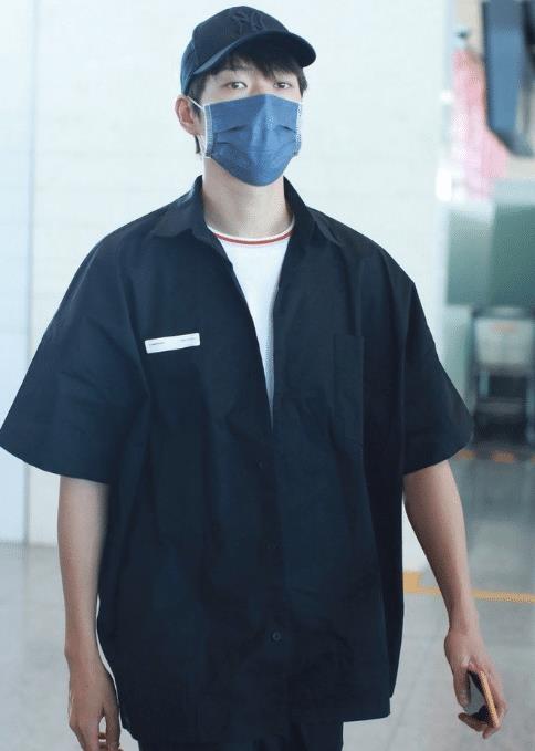 魏大勋终于不穿花衬衫，黑白配演绎“山本耀司风”，衣品被低估？