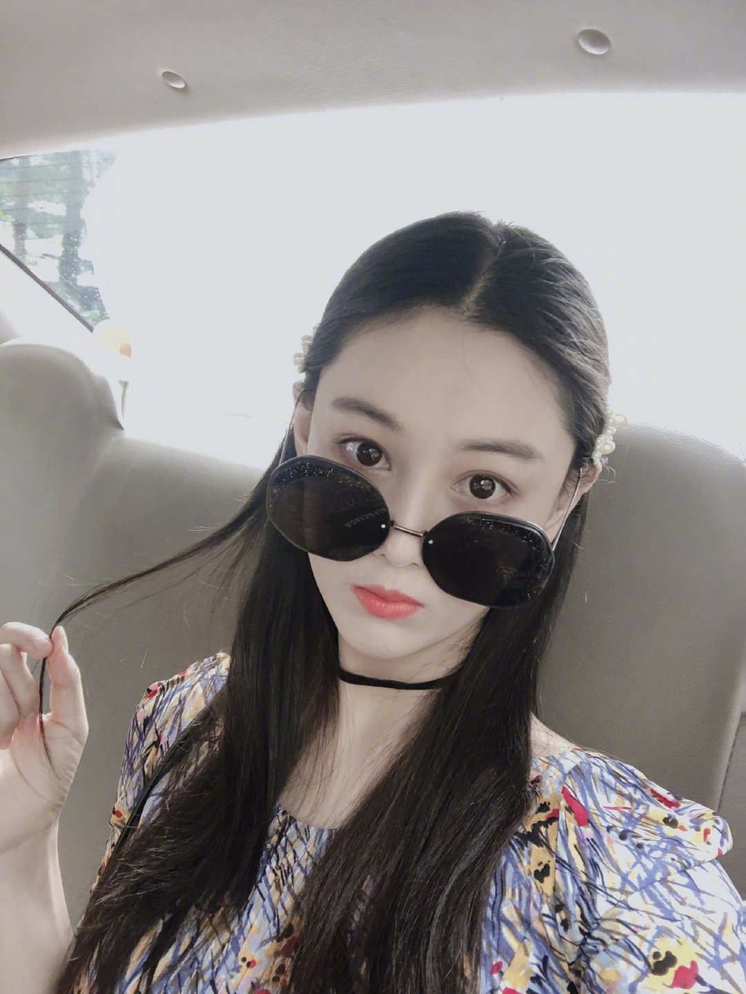 张馨予终于亮相,一身紧身运动装帅如女特工,“沙漏型”身材吸睛
