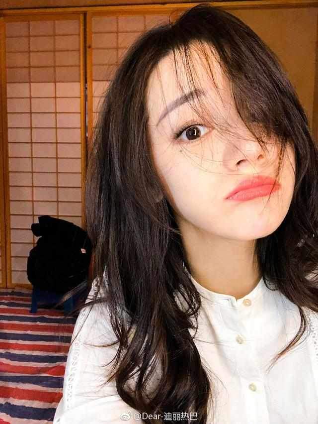 迪丽热巴自曝:睫毛太浓密,化妆前要先剃掉一半!爱用产品公开