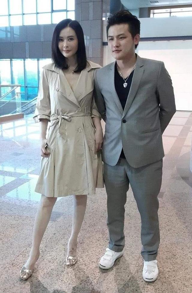 萧淑慎携男友露面，风衣不穿打底放得开，90后男友站姿太显生疏