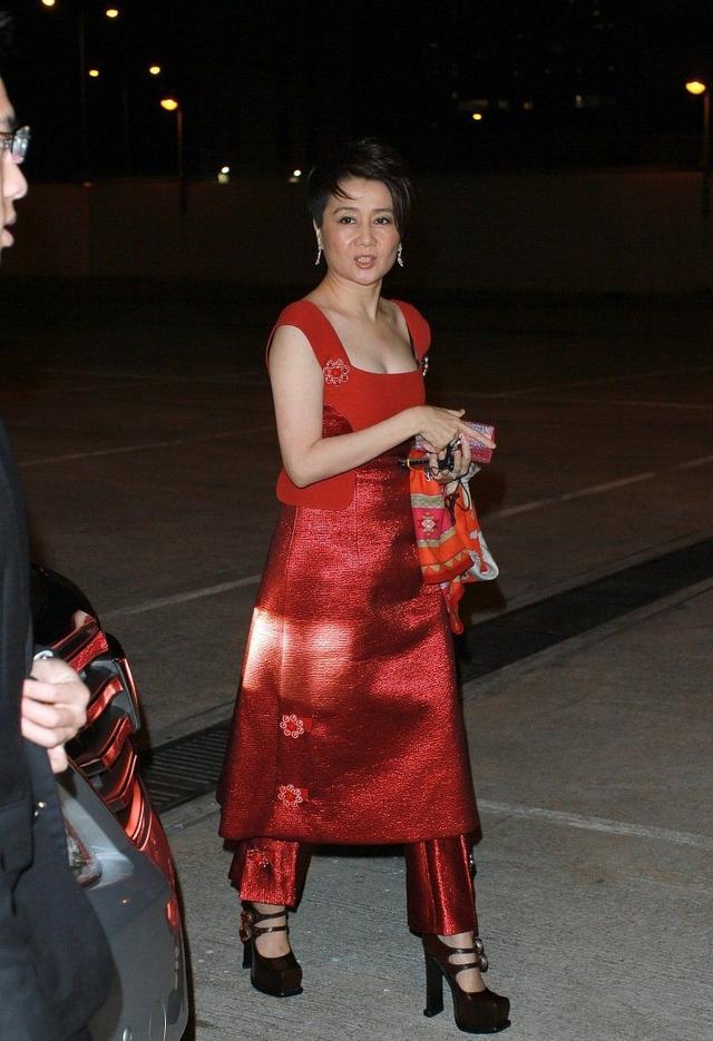 赌王四太60岁仍美艳,穿红裙出席活动身段玲珑,叠穿裤子很保守