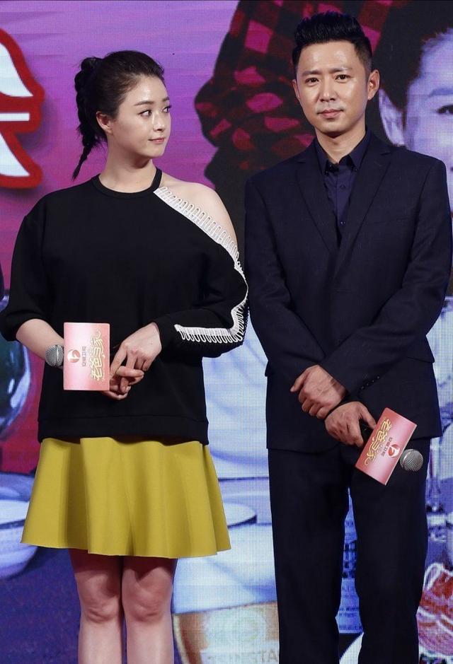 蒋欣才是金刚芭比!穿露肩短裙肩却比旁边男演员还宽,太显壮了