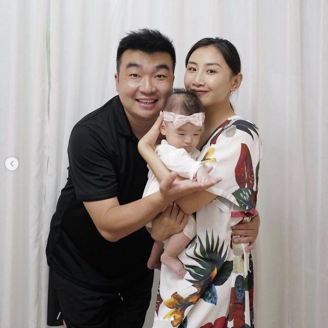 何雯娜晒祖孙三代合照,老母亲一脸福相,4月大女儿太像老公梁超