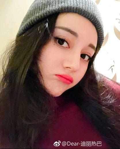 迪丽热巴自曝:睫毛太浓密,化妆前要先剃掉一半!爱用产品公开