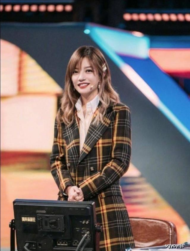赵薇化身元气复古少女，64岁李少红也不服老，报纸垫肩西装玩时尚
