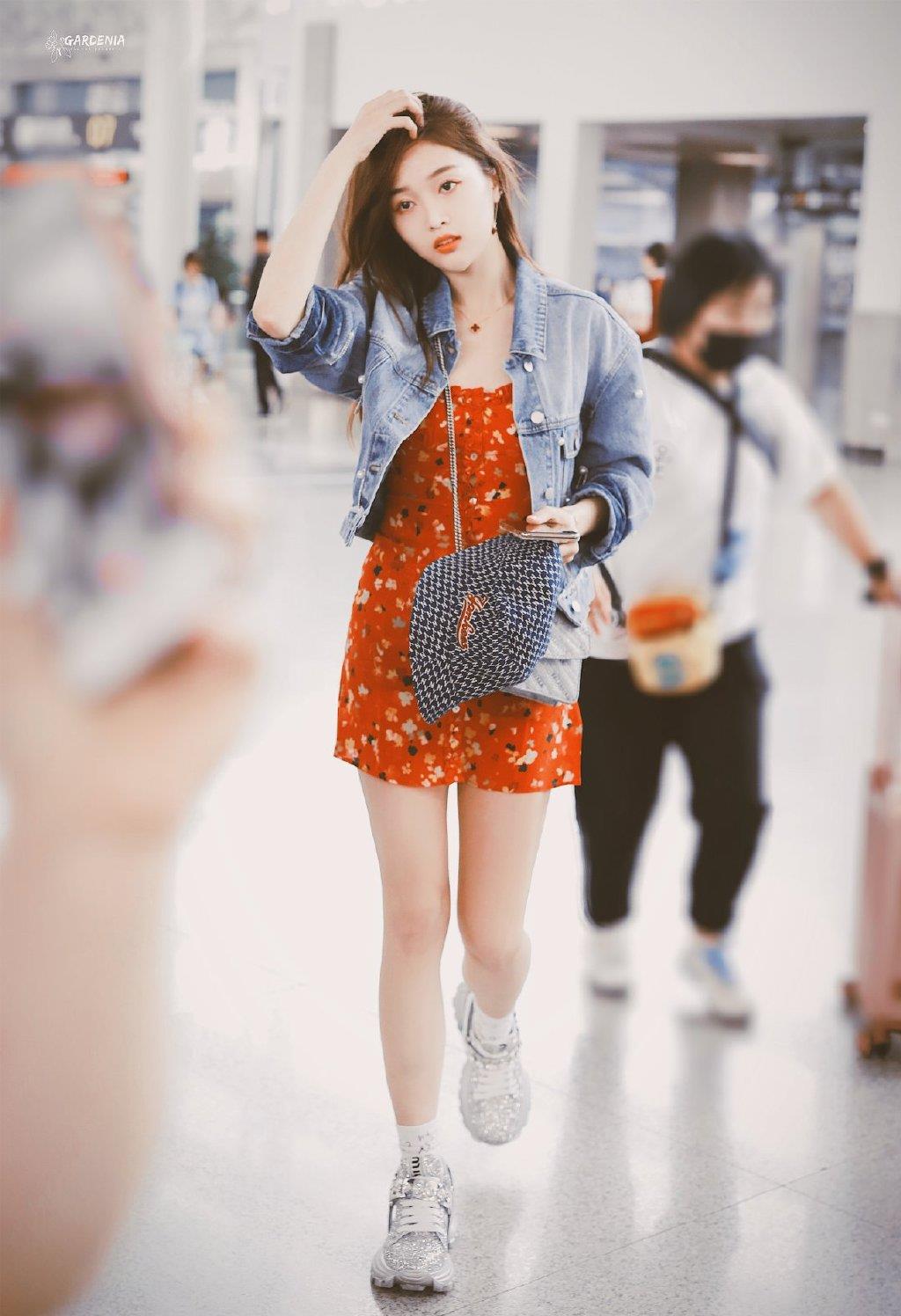 吴宣仪撞衫关晓彤,同穿碎花裙,终于知道腿长和腿细哪个更重要