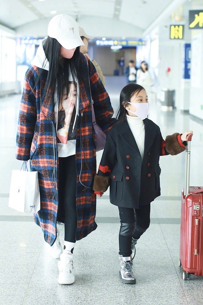 李小璐一身轻松不管女儿,母女一起走机场,甜馨自己拖行李好独立