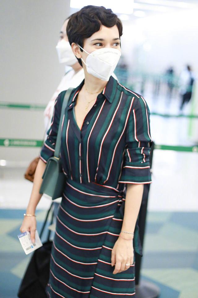 卢靖姗又换新发型,复古卷终于不男人,这次变成“蛇蝎美女子”