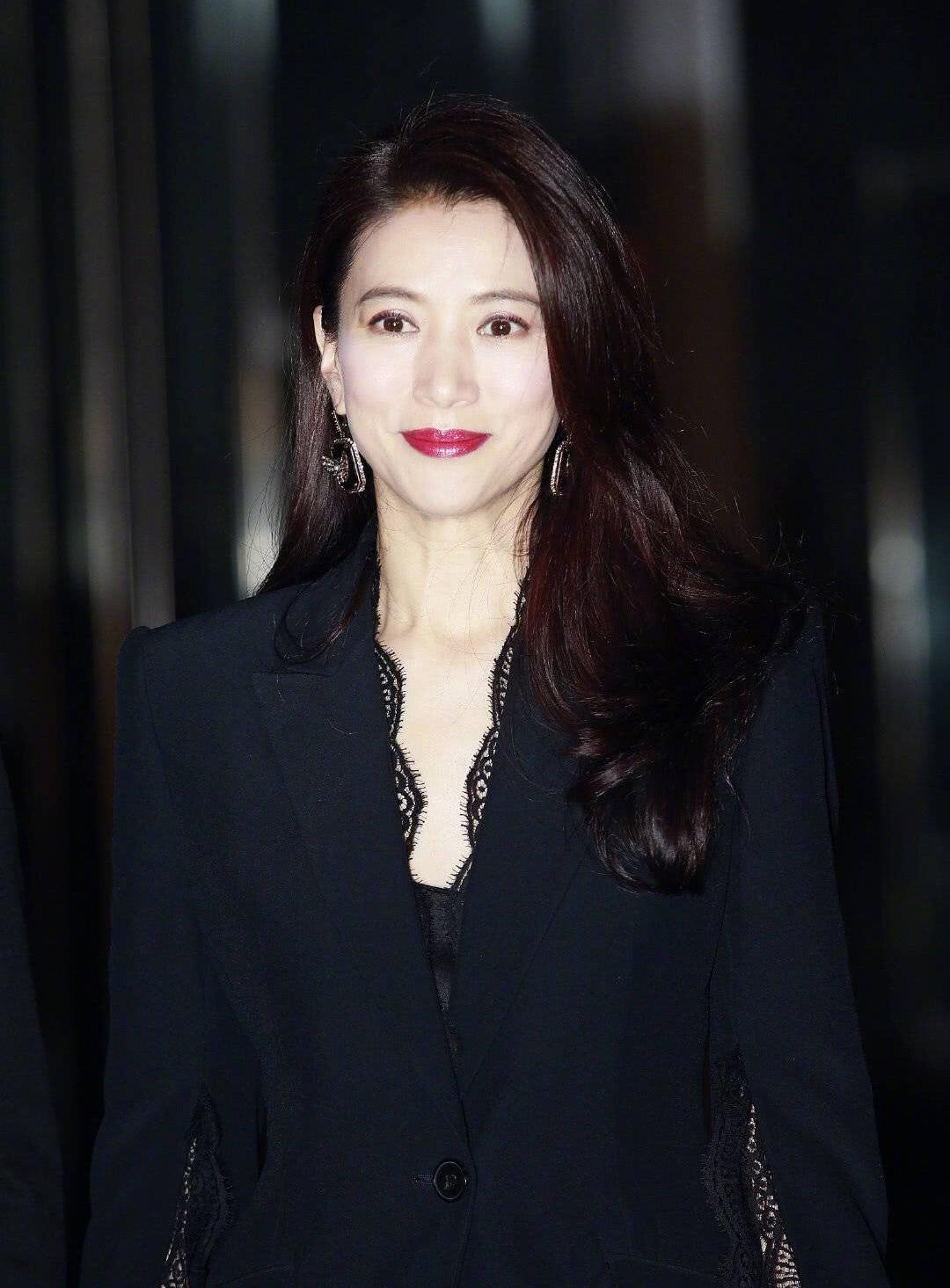长发的“靓靓”更靓了,与张智霖一同现身阿娇婚礼,模样依旧年轻